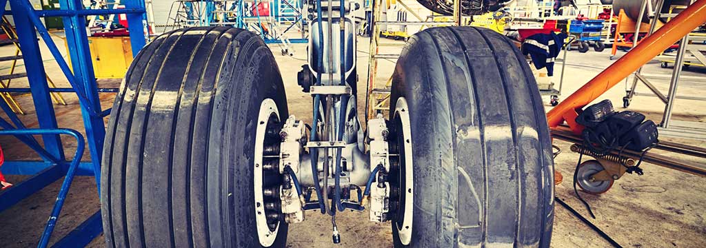 Bild: airplane wheel service equipment