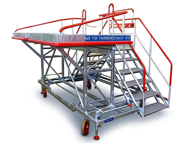 aircraft tire servicing tools: Working platforms landing gear Bild: Fahrwerksschacht–Bühnen